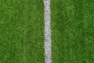 Yeşil sentetik çim spor sahası, yukarıdan beyaz çizgili. Futbol, ragbi, futbol, beyzbol sporu konsepti.