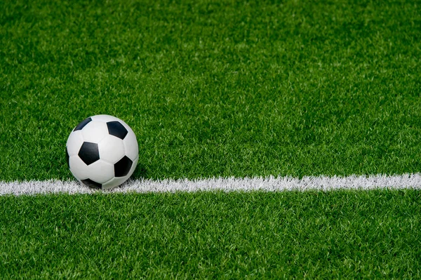 Sahada siyah beyaz futbol topu. Takım sporu konsepti. Çevrimiçi çalışma teması.