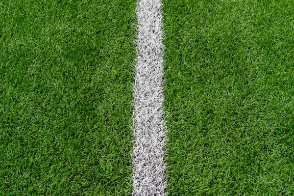 Zielona Trawa Syntetyczna Boisko Sportowe Białą Linią Strzał Góry Piłka — Zdjęcie stockowe