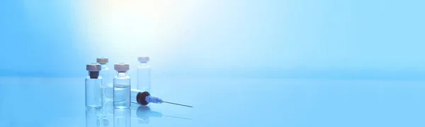 Mühürlü Şişelere Enjekte Edilebilir Ilaçlar Tek Kullanımlık Plastik Şırınga Mavi — Stok fotoğraf