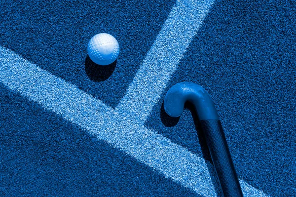 Veldhockeystick Bal Gras Blauwe Kleurfilter — Stockfoto