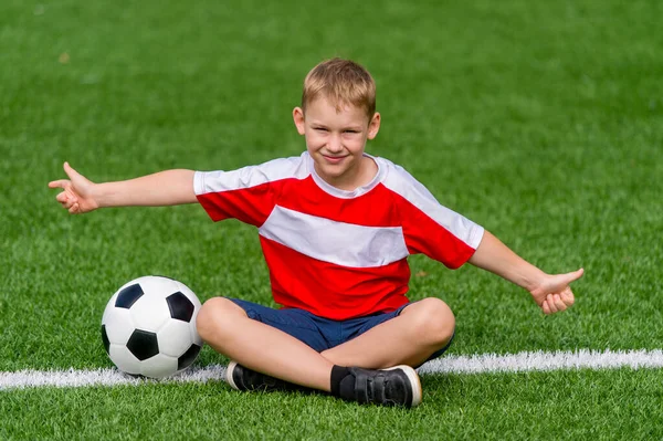 Junge Posiert Mit Fußball Auf Grünem Rasen Sportliches Training Auf — Stockfoto