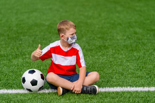 Schulkind Mit Maske Und Fußball Einer Sportstunde Während Der Pandemiezeit — Stockfoto