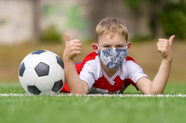 Ragazzo Della Scuola Con Maschera Pallone Calcio Una Lezione Educazione — Foto Stock