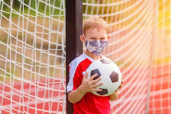 Ragazzo Della Scuola Con Maschera Pallone Calcio Una Lezione Educazione — Foto Stock