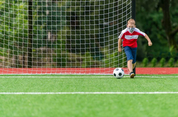 Schulkind Mit Maske Und Fußball Einer Sportstunde Während Der Pandemiezeit — Stockfoto