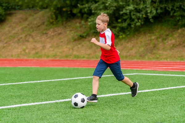 Fußballtraining Für Kinder Junge Läuft Und Kickt Fußball Junge Verbessert — Stockfoto