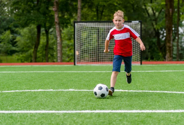 Fußballtraining Für Kinder Junge Läuft Und Kickt Fußball Junge Verbessert — Stockfoto