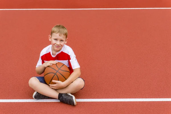 Ragazzo Posa Con Pallone Basket Tappeto Erboso Artificiale Rosso Allenamento — Foto Stock