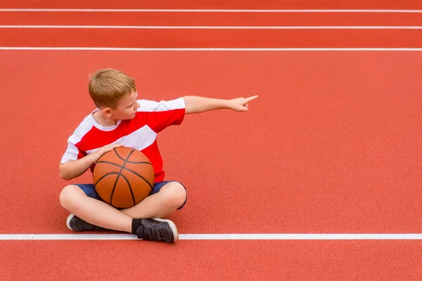 Menino Posando Com Bola Basquete Relva Vermelha Artificial Treinamento Esportivo — Fotografia de Stock