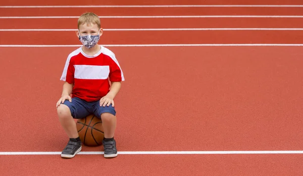 Schulkind Mit Maske Und Basketballball Einer Sportstunde Während Der Pandemiezeit — Stockfoto