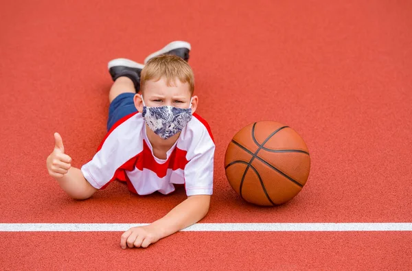 Schulkind Mit Maske Und Basketballball Einer Sportstunde Während Der Pandemiezeit — Stockfoto