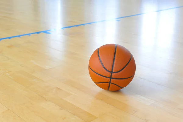 Spor Salonunda Basketbol Topu Yere Düştü Takım Sporu — Stok fotoğraf