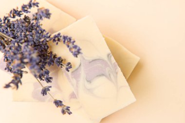 Doğal el yapımı sabun, kurutulmuş lavanta ve pembe arka planda gerekli yağ. Sıfır atık