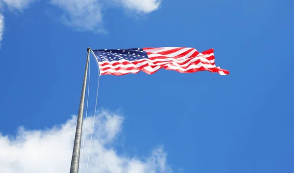 アメリカの星条旗と雲と青空を背景にした縞模様 — ストック写真