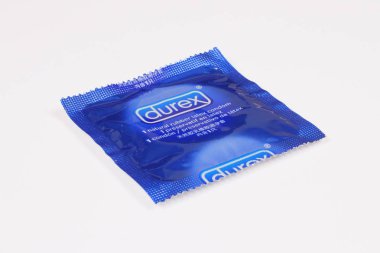 Mavi Durex prezervatif, beyaz arka planda izole edilmiş güvenli seks için.