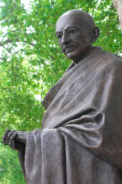 圣雄甘地雕像 伦敦威斯敏斯特议会广场 雕像是雕塑家菲利普 杰克逊的作品 — 图库照片