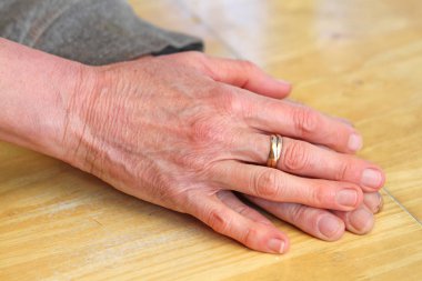 Alyansla iki el üst üste. Erkek ve kadın çift el konsepti sever.