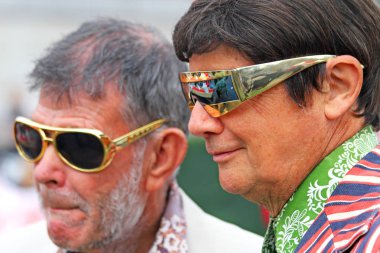 Trafalgar Meydanı 'ndaki Aziz George bayramında iki şık adam. Aziz George Günü için yıllık bir ziyafet.