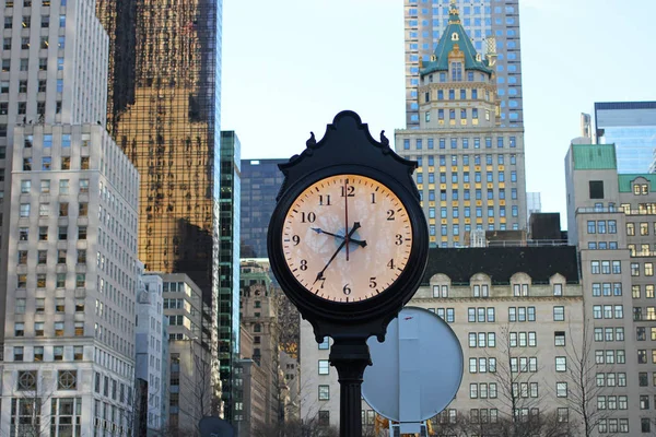 背景に建物があるニューヨーク市の大時計 — ストック写真