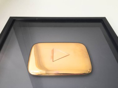 1 milyon abone için altın YouTube çalma düğmesi oluşturucu ödülü