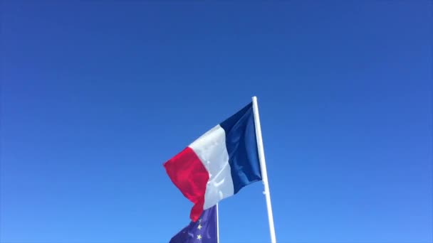 Bandeiras da França e da União Europeia com céu — Vídeo de Stock