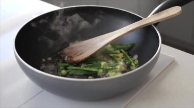 Kızartma için tavada sebze pişiriyorum.