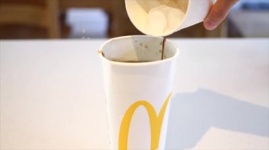 McDonald 's sodası Coca Cola' yı buzla dolduruyorum.