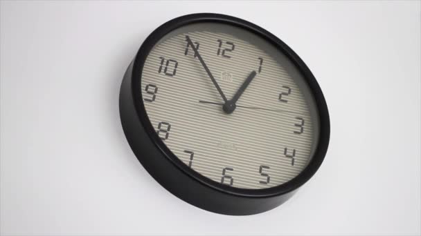 Reloj en la pared blanca marcando en el momento 12: 50, casi 13: 00 — Vídeos de Stock