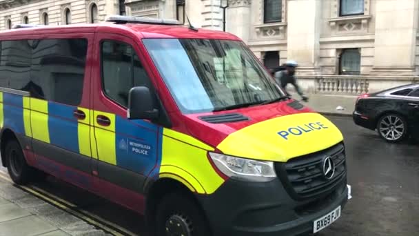 Κόκκινο φορτηγάκι της αστυνομίας στο Λονδίνο. Κοινοβουλευτική και Διπλωματική Ομάδα Προστασίας (PADP)) — Αρχείο Βίντεο