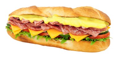 Taze salata ve beyaz bir arka plan üzerinde izole mayonez salam ve peynir dolgulu baget sandviç