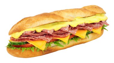 Taze salata ve beyaz bir arka plan üzerinde izole mayonez salam ve peynir dolgulu baget sandviç