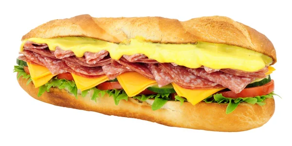 Taze salata ve beyaz bir arka plan üzerinde izole mayonez salam ve peynir dolgulu baget sandviç