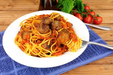 Spagetti ve köfte domates sosu Yemek ile