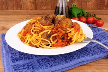 Spagetti ve köfte domates sosu Yemek ile