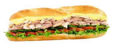 Beyaz bir arka plan üzerinde izole bir huysuz baget taze salata ile tavuk ve jambonlu sandviç