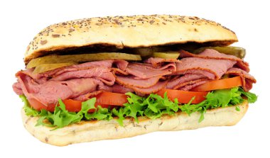 Beyaz bir arka plan üzerinde izole sığır pastırması ve salata sandviç