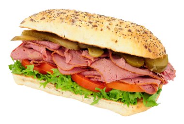 Beyaz bir arka plan üzerinde izole sığır pastırması ve salata sandviç