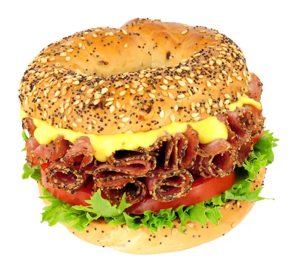 Gepeperde Salami Salade Bagel Sandwich Geïsoleerd Een Witte Achtergrond — Stockfoto