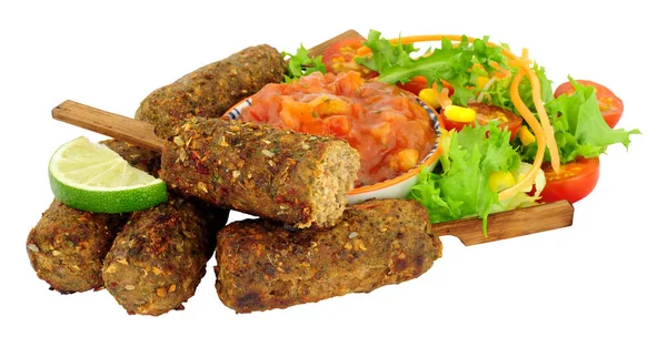 Lam Koftas Met Tomatensalsa Verse Salade Geïsoleerd Een Witte Achtergrond — Stockfoto