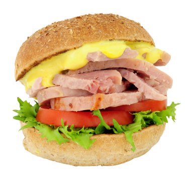 Mayonezli beyaz bir arka plan üzerinde izole jambon ve salata sandviç rulo