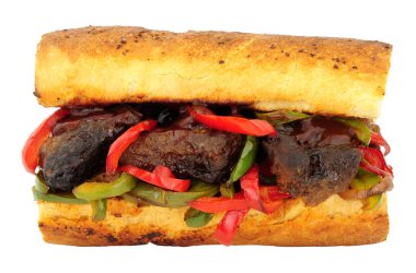 Yanmış sığır biter ve tatlı biber beyaz bir arka plan üzerinde izole bir ekmek sandviç