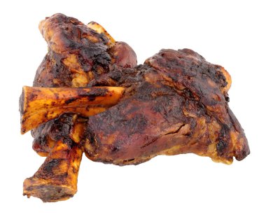 İki yavaş pişmiş kuzu shanks beyaz bir arka plan üzerinde izole