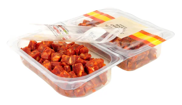 Pakke Med Terningskårne Spansk Chorizo Salami Isoleret Hvid Baggrund - Stock-foto