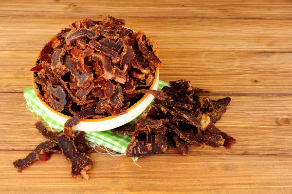 Schüssel Mit Geschreddertem Biltong Fleisch Auf Hölzernem Hintergrund — Stockfoto