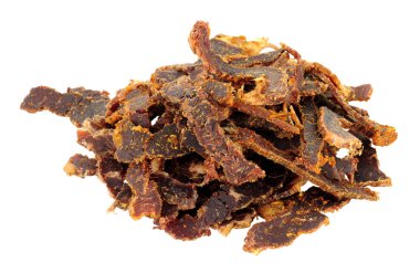 Beyaz bir arka plan üzerinde izole rendelenmiş biltong kurutulmuş et