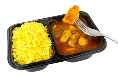 Körili tavuk ve pirinç beyaz bir arka plan üzerinde izole kolaylık yemek mikrodalga