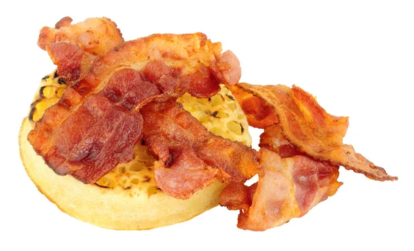 Rashers Bacon Estriado Crocante Crumpet Inglês Isolado Fundo Branco — Fotografia de Stock