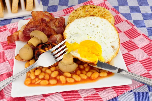 鸡蛋和培根早餐吃英语胡萝卜和烤豆 — 图库照片