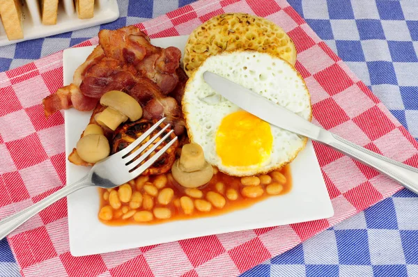 Huevo Tocino Desayuno Con Trompeta Inglés Frijoles Horneados — Foto de Stock